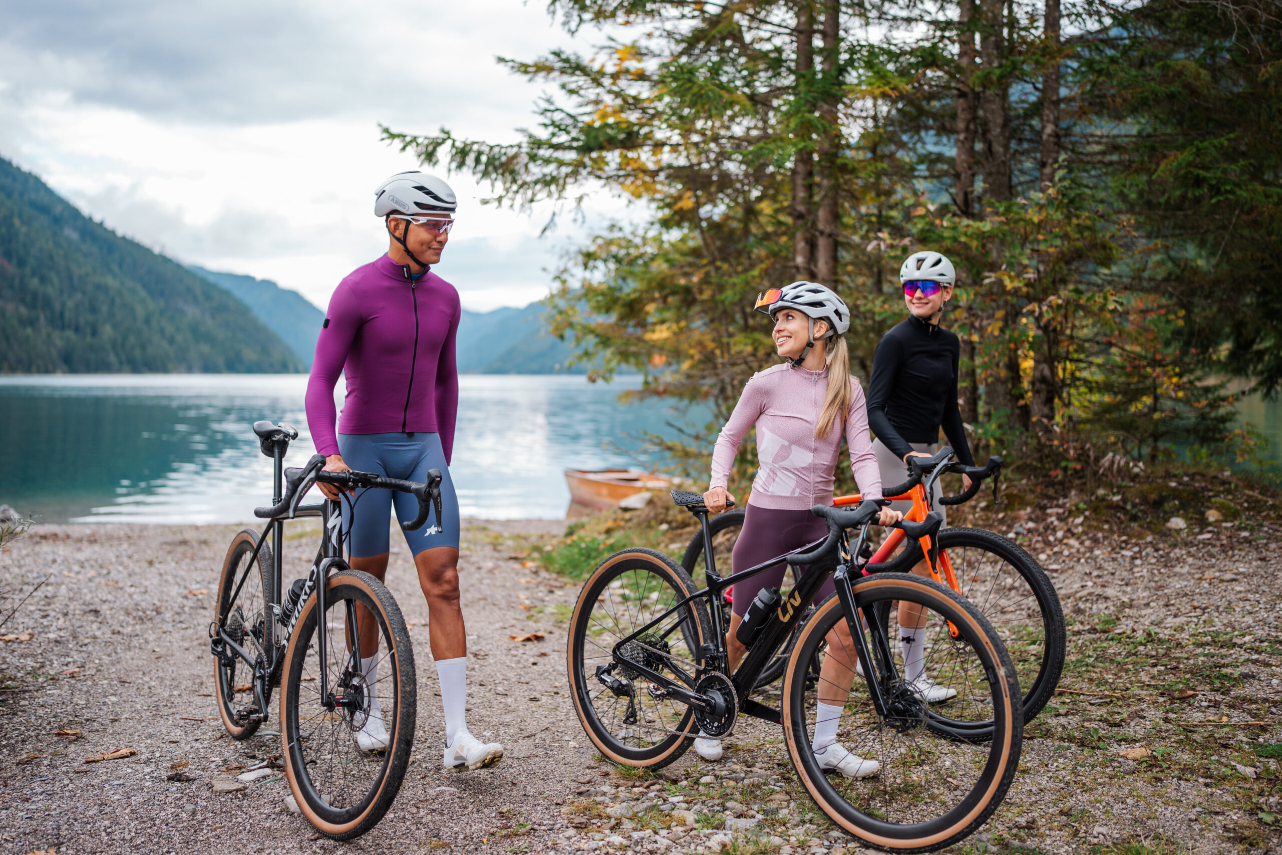 Gravelbiker unterwegs rund um den Weissensee – abwechslungsreiche Naturkulisse zwischen See, Wald und Almwegen.
Gravel Carinthia